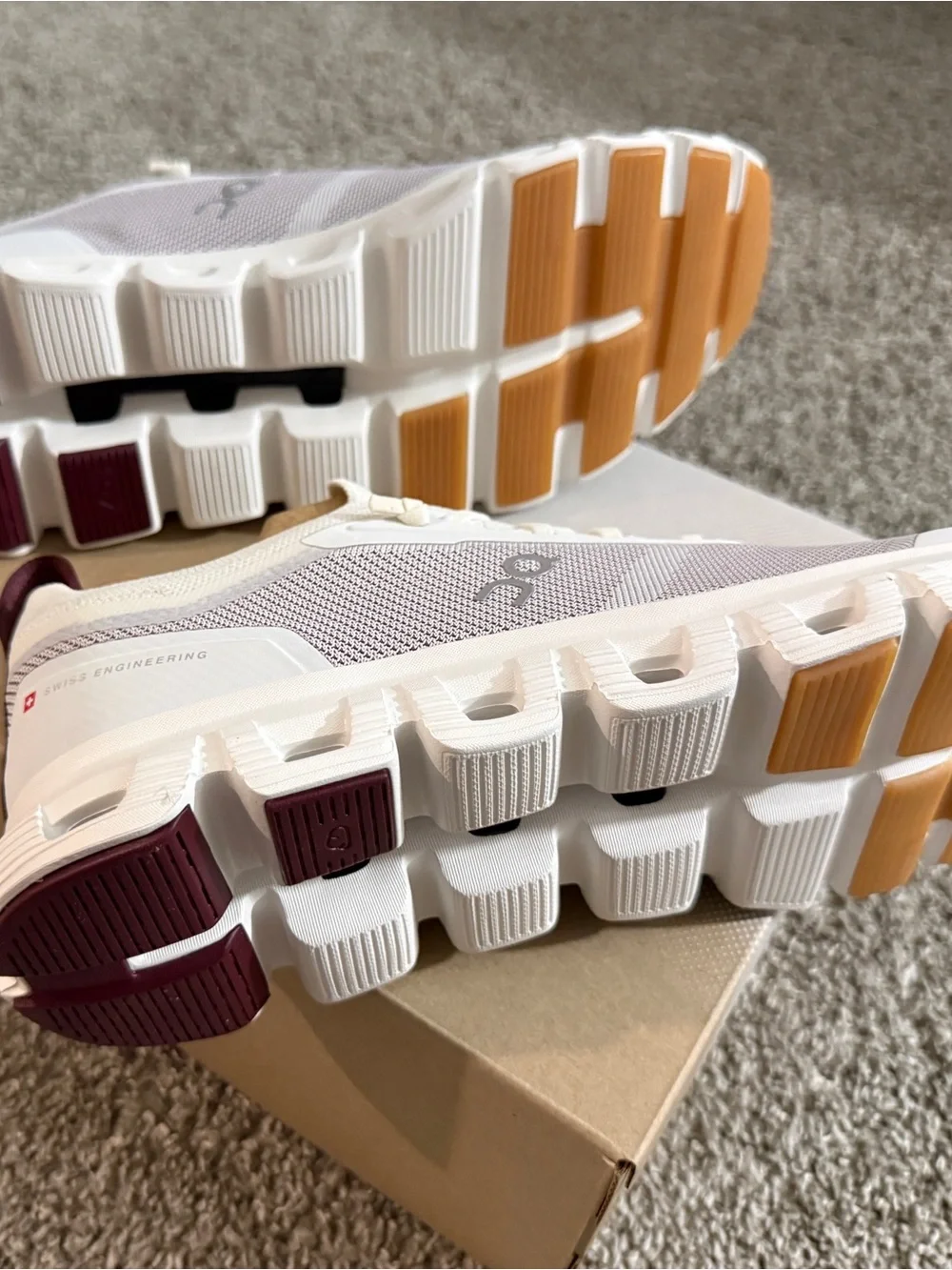 NIN On Cloud 6 Versa Sneakers ice maroon